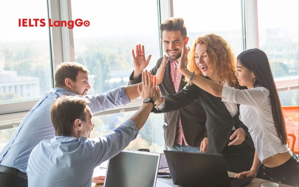 Kỹ năng làm việc nhóm thể hiện qua việc biết lắng nghe, tôn trọng quan điểm và chủ động đóng góp ý kiến