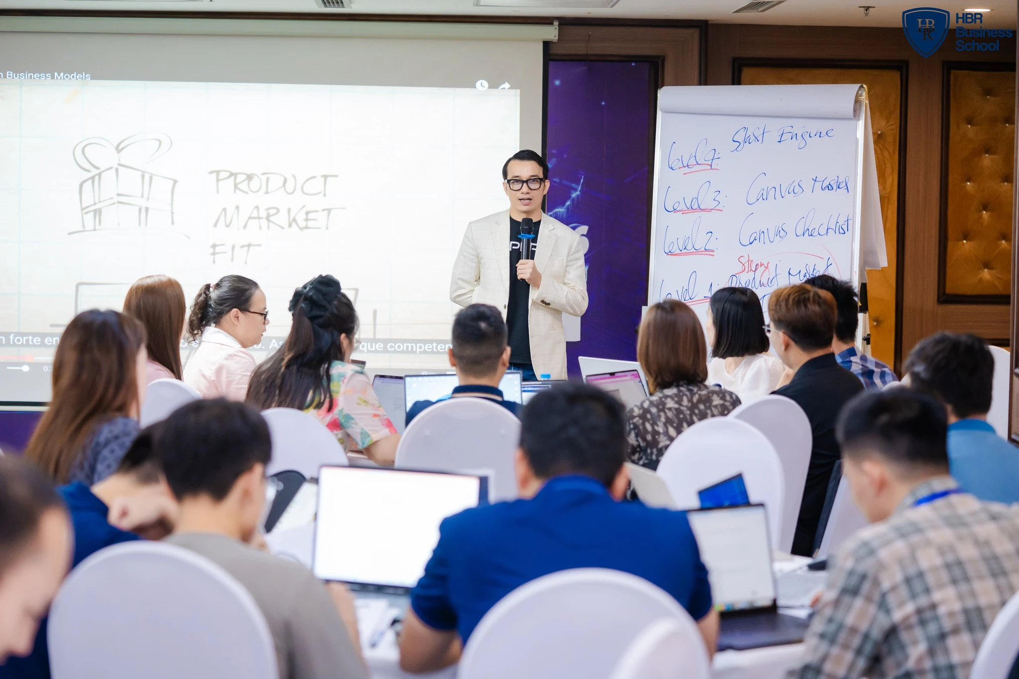 HBR Holdings áp dụng chuỗi vận hành chiến lược Data → Insight → Action → Automation / AI Agent