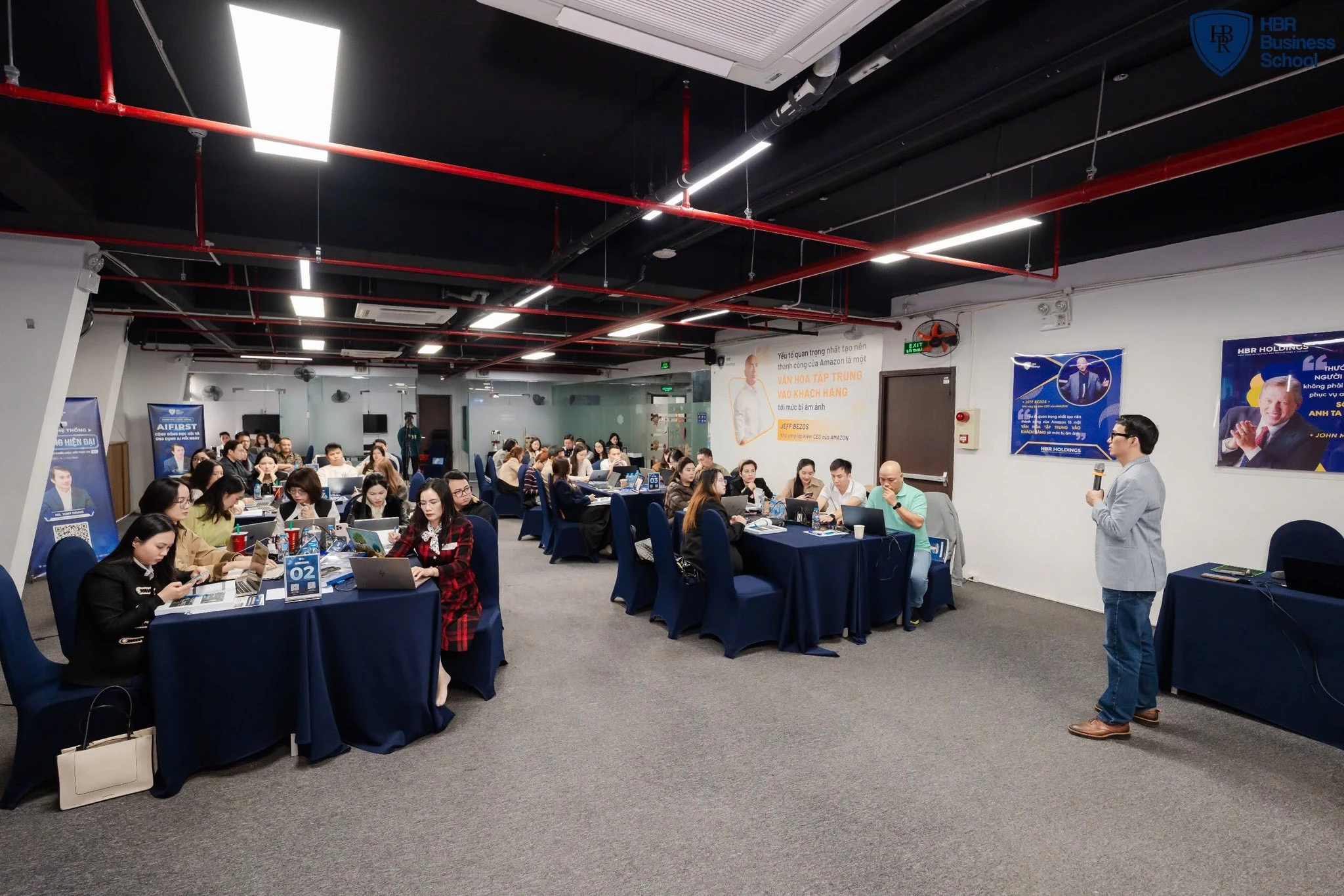 Nhân sự tại các đơn vị thành viên như Langmaster và LangGo phối hợp học hỏi trong một hệ sinh thái giáo dục đa năng đầy cảm hứng sáng tạo.