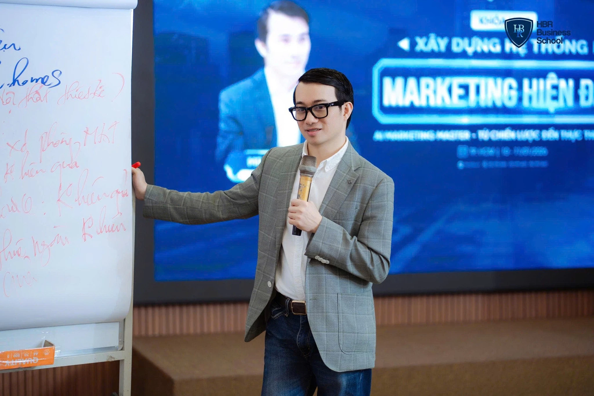 Tại HBR, nhân sự được đào tạo bài bản các phương pháp luận Marketing tiên tiến và cách tích hợp AI vào từng khâu để tối ưu hiệu suất.