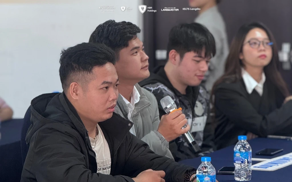 Các bạn sinh viên FPT hào hứng tiếp nhận những kiến thức thực chiến và tư duy phát triển sự nghiệp trong kỷ nguyên số