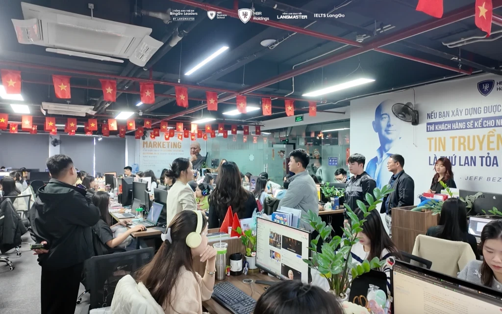 SINH VIÊN FPT KHÁM PHÁ DOANH NGHIỆP TẠI COMPANY TOUR HBR HOLDINGS