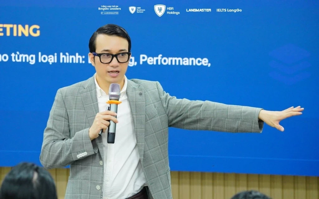 Hàng trăm sinh viên ĐHQGHN hào hứng tham gia Workshop giải mã xu hướng tuyển dụng Marketing 2026 cùng HBR Holdings.