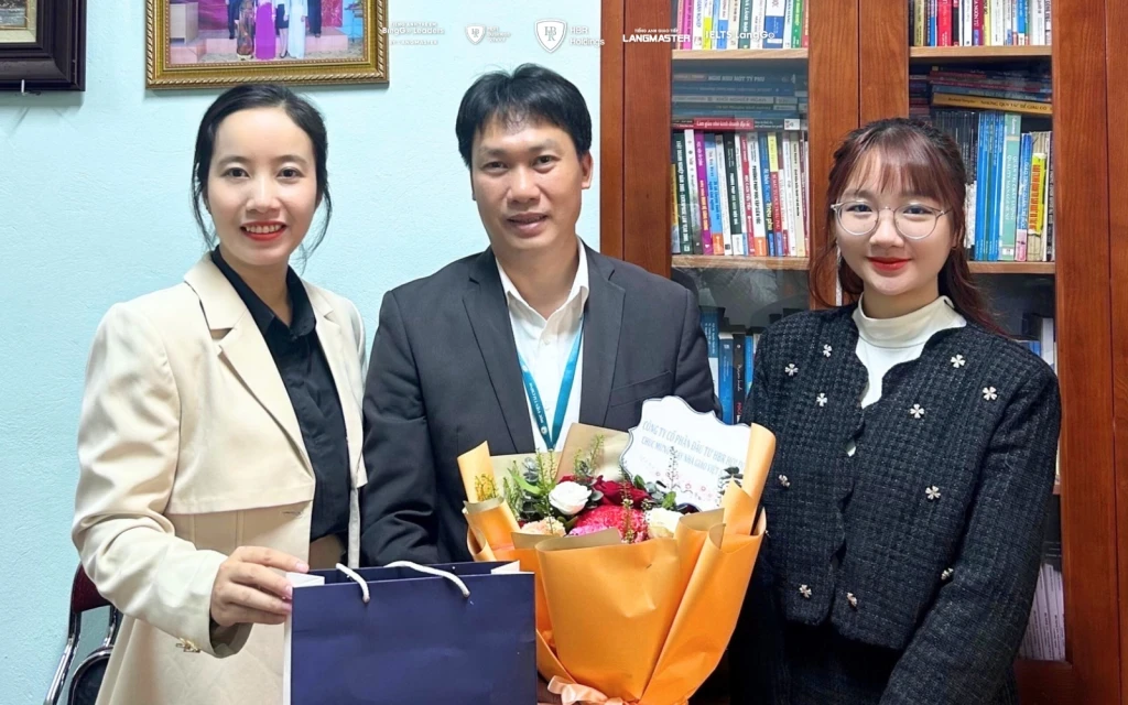 Đại diện tập đoàn bày tỏ lòng biết ơn sâu sắc đến đội ngũ giảng viên Học viện Tài Chính vì những đóng góp trong việc đào tạo nhân tài