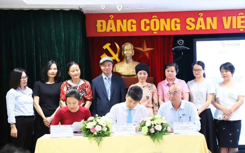 Khoảnh khắc đại diện HBR Holdings và Học viện Phụ nữ Việt Nam chính thức đặt bút ký kết thỏa thuận hợp tác chiến lược.