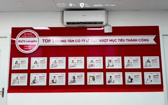 Khu vực quầy lễ tân trang trọng và bảng vinh danh thành tích học viên xuất sắc khẳng định uy tín đào tạo hàng đầu của thương hiệu.