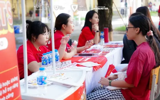 Không chỉ mang đến những suất học bổng, các cố vấn còn chia sẻ về tầm quan trọng và ưu thế khi học IELTS từ sớm