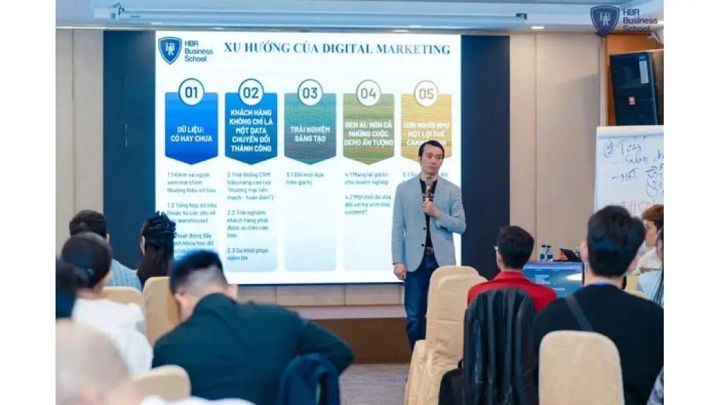 Mr. Tony Dzung chia sẻ về năm xu hướng cốt lõi của Digital Marketing trong kỷ nguyên số tại khóa học.
