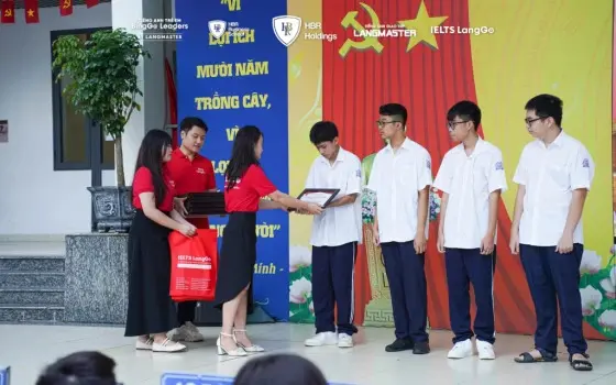 IELTS LangGo trao các suất học bổng Unlock The IELTS cho học sinh THPT Khương Đình