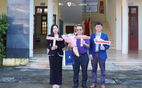 Đại diện IELTS LangGo, Ban Giám hiệu Trường THPT CLC Lê Lợi và Báo Tiền Phong tại buổi khai mạc vòng sơ loại Unlock The IELTS.