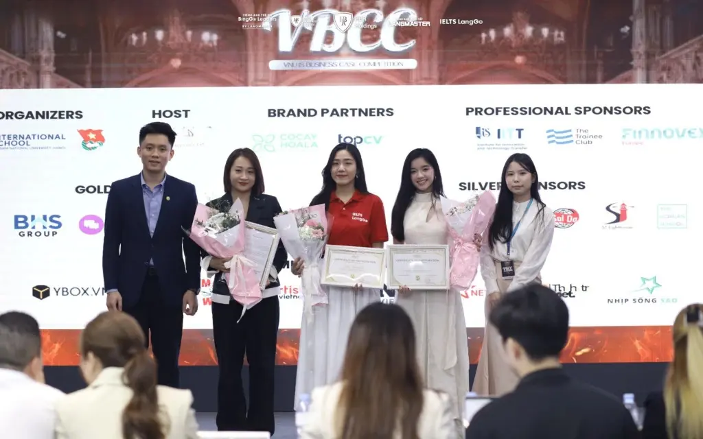 IELTS LangGo trao học bổng tài năng cho đội Á quân đến từ Đại học Ngoại thương.
