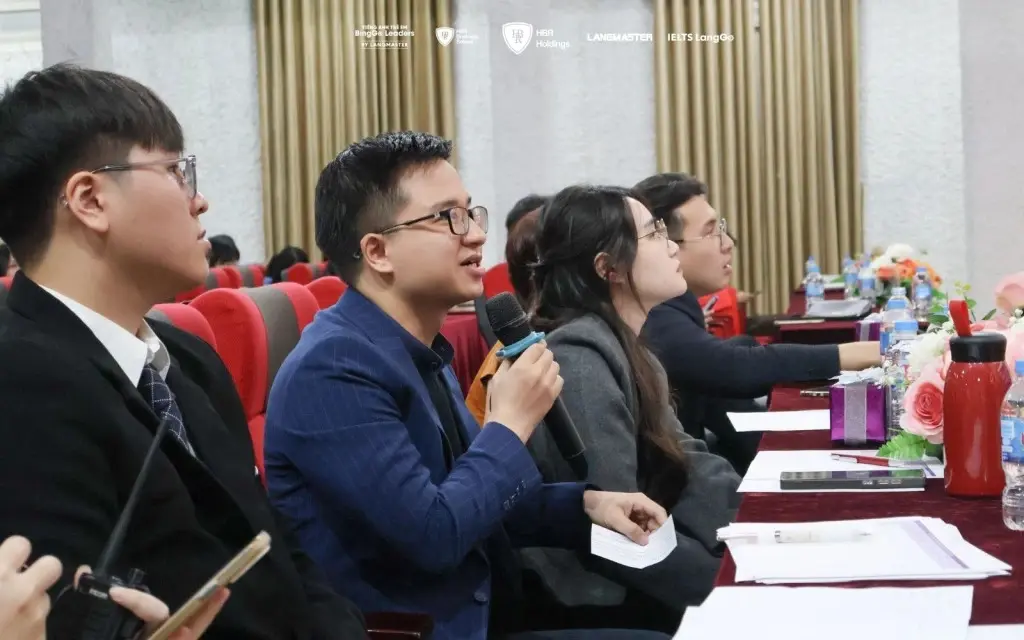 Mr. Phan Thanh Tuấn đặt câu hỏi và trao đổi trực tiếp với các thí sinh.