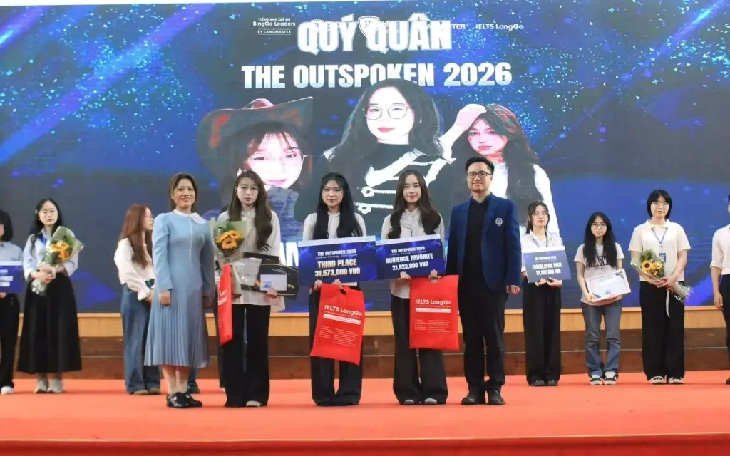 Đại diện IELTS LangGo trao giải Quý quân cho đội Eloquent Elite.