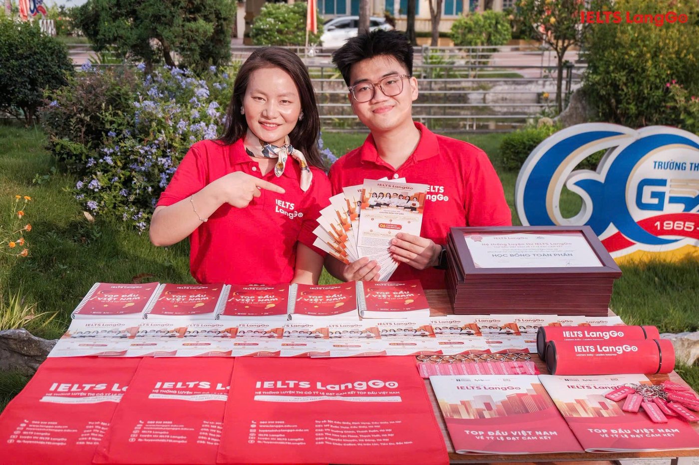 Đội ngũ IELTS LangGo tại sự kiện tư vấn tuyển sinh trường THPT
