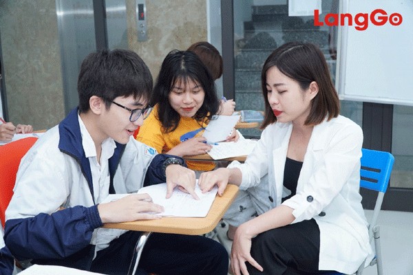 Tư vấn viên LangGo đồng hành trực tiếp cùng học viên