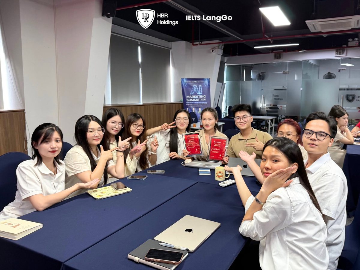 Vinh danh Top Sales quý tại văn phòng IELTS LangGo